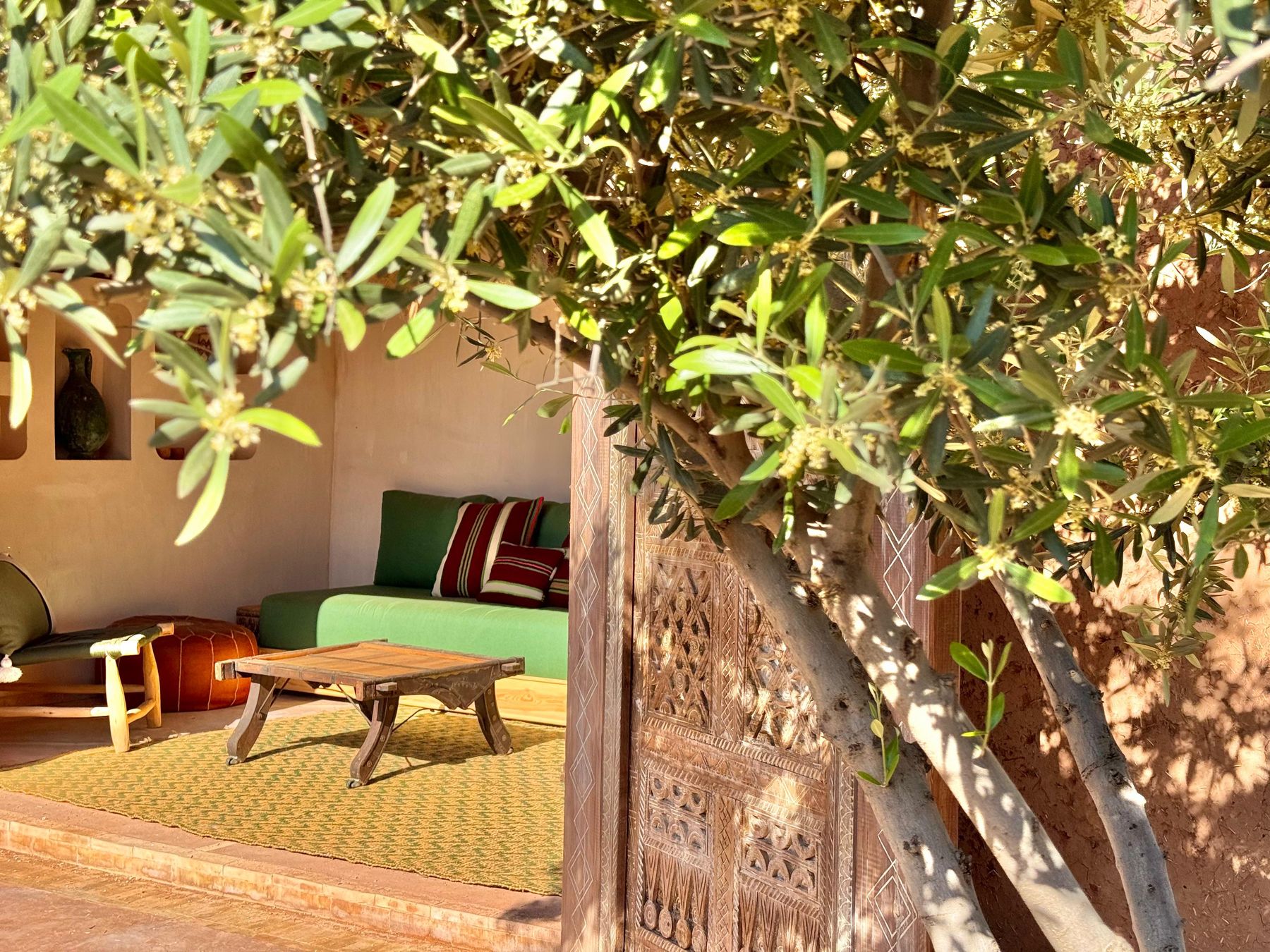 A sitting area with niches, kilim, and rattan lamp